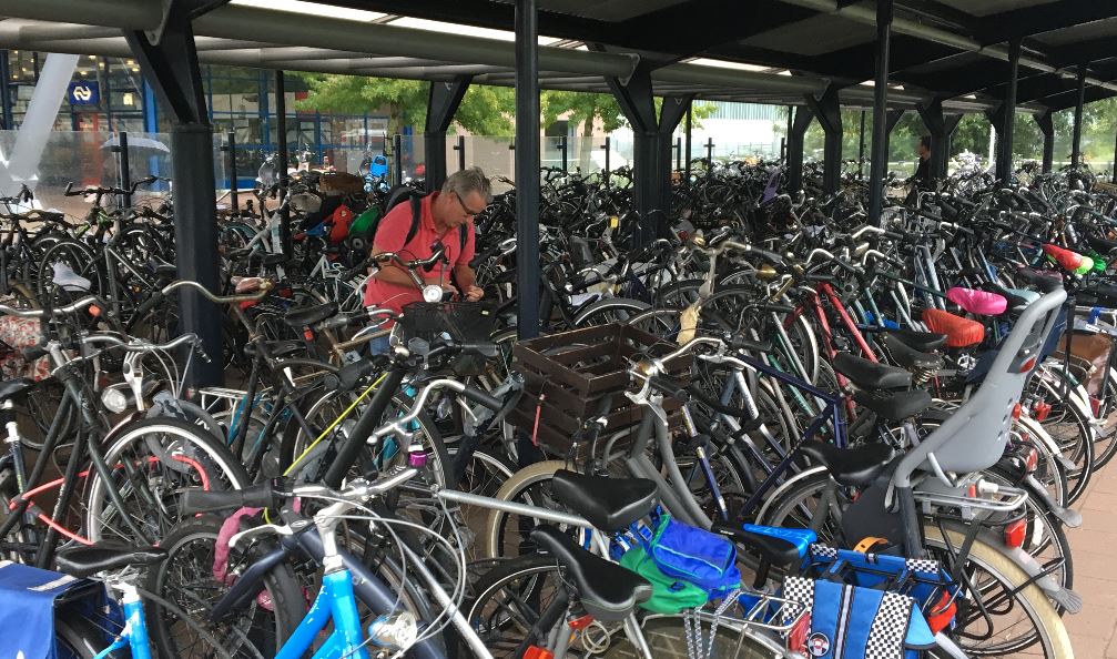 Veel te weinig capaciteit voor fiets bij Rijswijks Rijswijk.TV