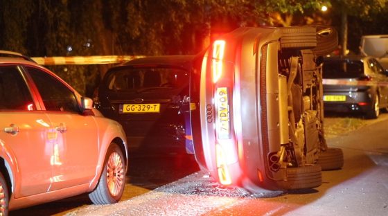 [VIDEO] Opnieuw crasht auto in geparkeerde voertuigen aan Rembrandtkade
