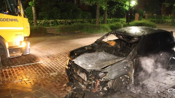 [VIDEO] Auto uitgebrand aan Rijswijkse Van Vredenburchweg
