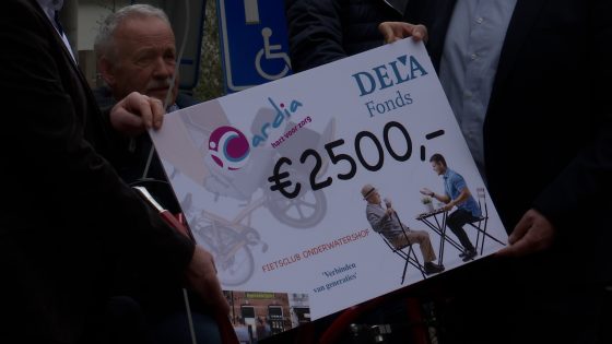 [VIDEO] DELA doneert 2.500 euro aan Cardia Onderwatershof voor fietstochten