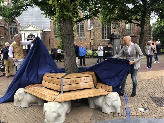 [VIDEO] Hansken bankje vindt zijn plaats in Oud Rijswijk