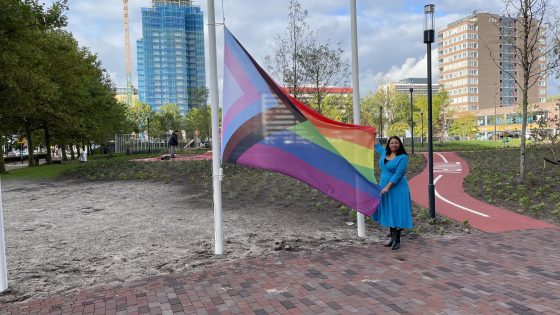 [VIDEO] Gemeente Rijswijk hijst vlag voor Coming Out Day