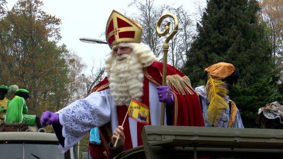 [VIDEO] Pieten strooien met kruidnoten tijdens Sinterklaasoptocht in Rijswijk