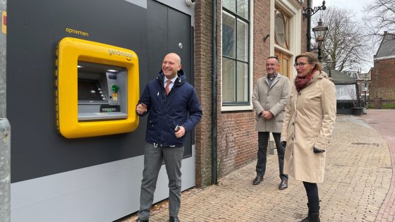 [VIDEO] Ondernemers weer blij met nieuwe pinautomaat in Oud Rijswijk