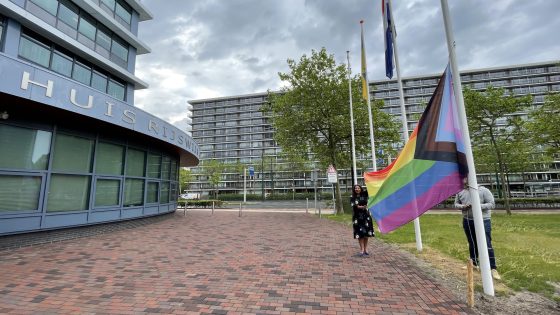 [VIDEO] Rijswijk hijst de vlag om aandacht te vragen voor IDAHOT