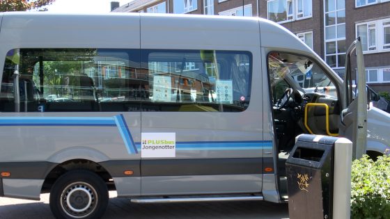 [VIDEO] Supermarkt Plus Jongenotter haalt Rijswijkse senioren gratis op met de PLUSbus om boodschappen te doen