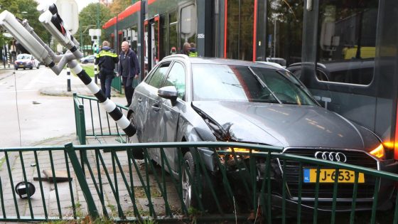 Personenauto wordt meegesleurd na aanrijding met tram op Burgemeester Elsenlaan
