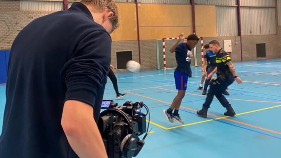 [VIDEO] Jongeren voetballen met agenten en handhavers in Rijswijk