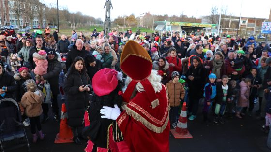 [VIDEO] Manifestatie Sint en traditionele Piet op Piramideplein trekt veel bekijks