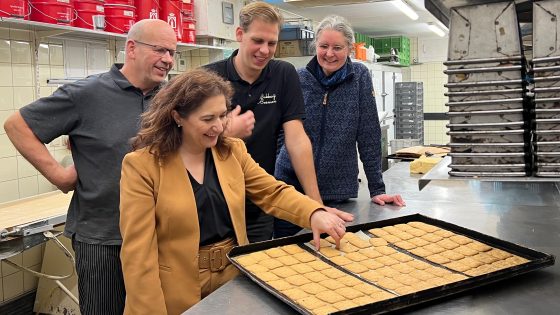 [VIDEO] Burgemeester Huri Sahin bezoekt Bakkerij Bosman voor de Hansken koekjes