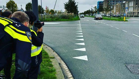 Politie en kinderen houden verkeerscontrole in Rijswijk