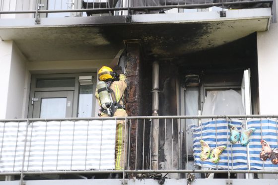 Veel schade bij brand op balkon door vuurwerk Huis te Landelaan