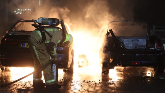 Twee auto’s volledig uitgebrand aan Laan van Haantje