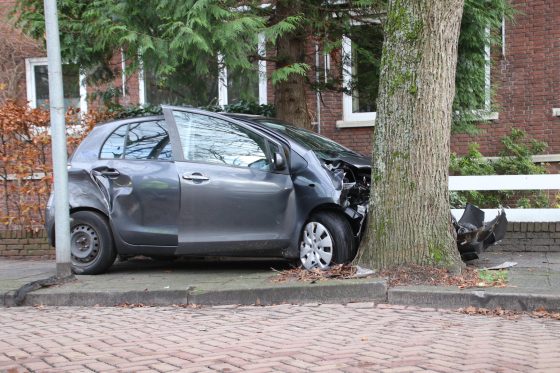 Automobiliste knalt op boom na aanrijding Burgemeester Elsenlaan