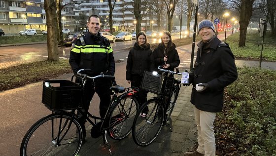 Politie en wethouder van der Laar controleren op goede fietsverlichting