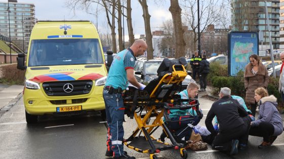 Oudere vrouw gewond na aanrijding op Prinses Beatrixlaan