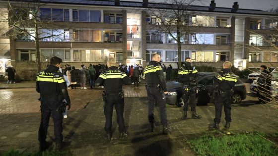 Abri gesloopt en veel onrust na oproep Tiktokrapper in Klaroenstraat