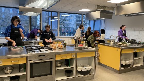 [VIDEO] Kinderen koken zelfstandig hun feestmaal onder begeleiding van Expeditie Rijswijk.