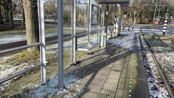 Vandalisme bij tramhalte Vredenburchweg zaait zorgen onder reizigers