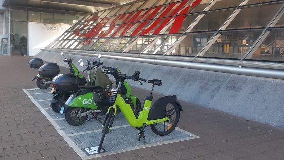Nieuwe vaste parkeerlocaties voor deel-scooters verbeteren veiligheid