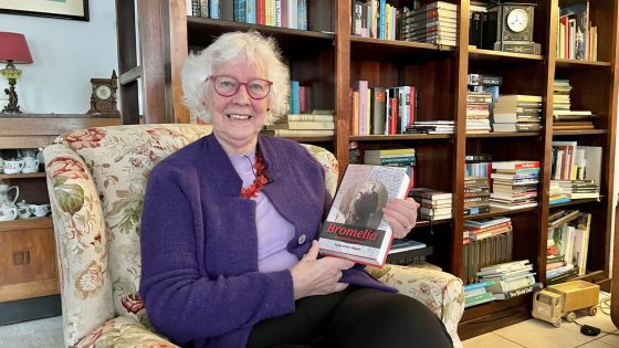 [VIDEO] 81-jarige mevrouw Hut uit Rijswijk schrijft boek ‘Bromelia’