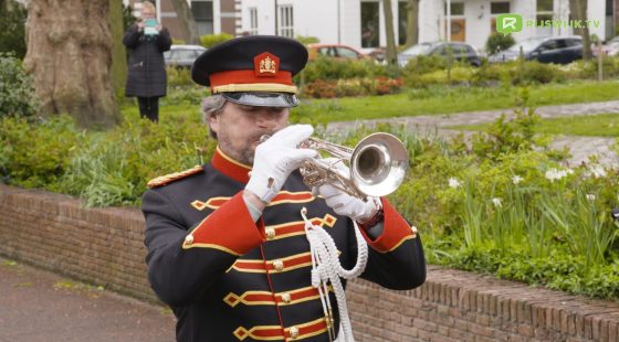 Gezamenlijk stilstaan bij de overledenen tijdens Dodenherdenking in Rijswijk