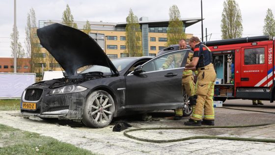 Auto vatte vlam tijdens het rijden, bestuurder parkeert bij tankstation BP