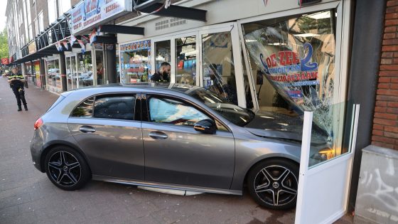 Auto rijdt viswinkel binnen op Colijnlaan